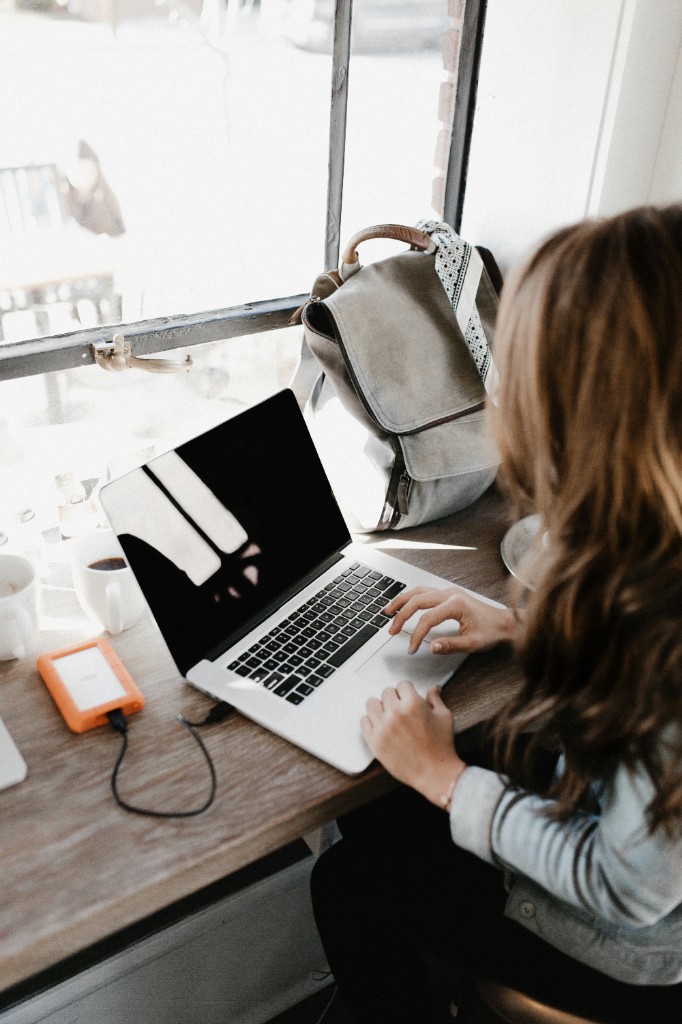 Arbeiten am Laptop in entspannter Atmosphäre