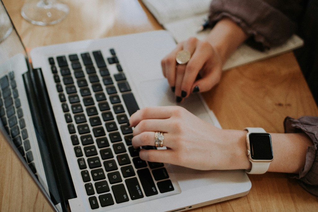 Hände am Laptop – individuelles Webdesign statt Standardlösung