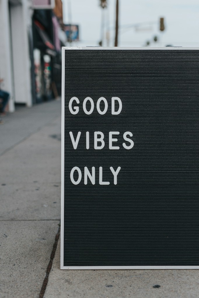 Schild mit der Aufschrift Good Vibes Only